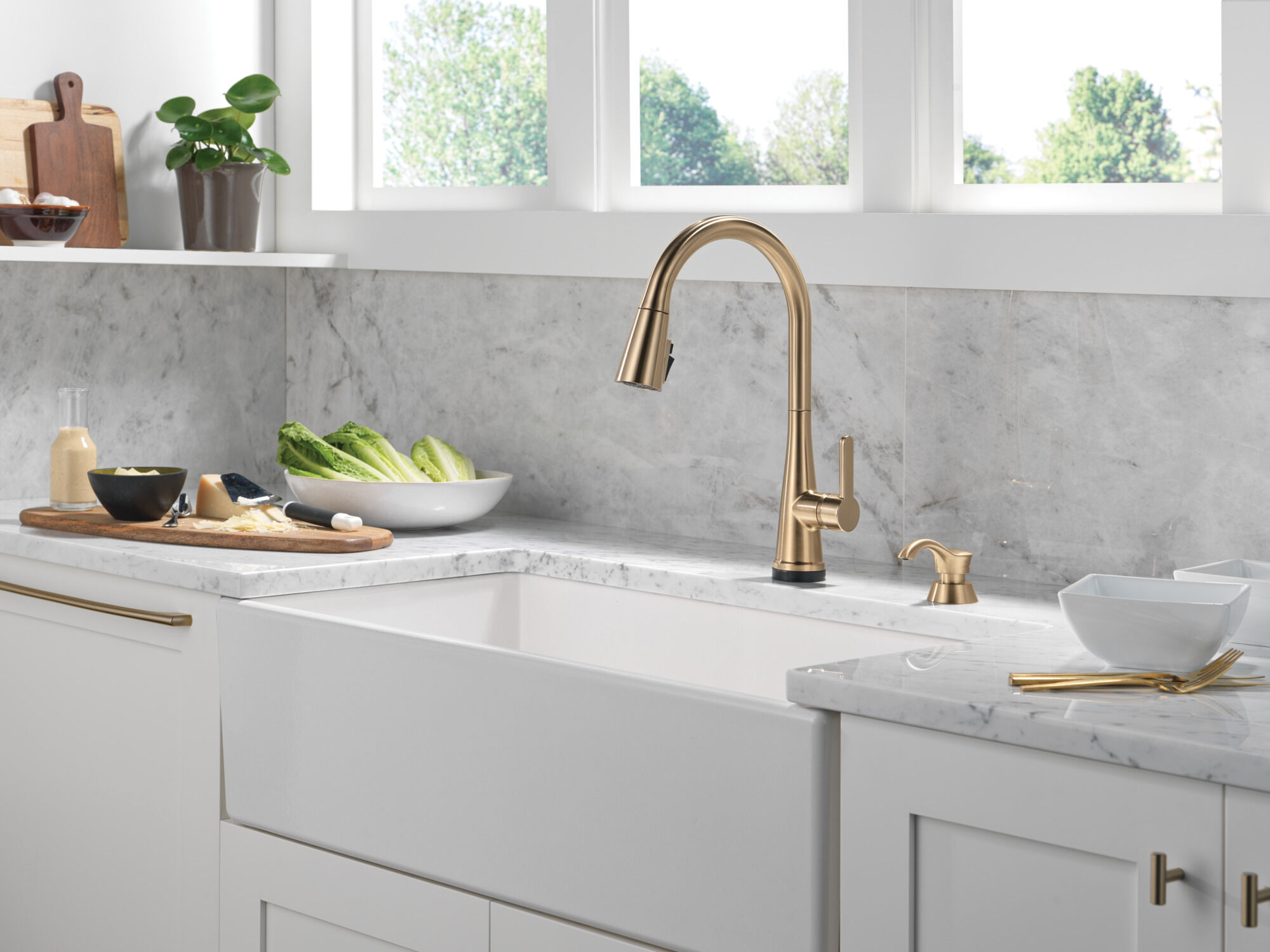 Single Handle Pull-Down Touch2O® Kitchen Faucet with Touchless Technology  and Soap Dispenser