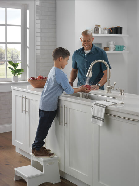 https://www.deltafaucet.com/dw/image/v2/BFJJ_PRD/on/demandware.static/-/Sites-delta-master-catalog/default/dw4ffcc254/images/large/19830Z-SPSD-DST_SPOTSHIELD_MODEL_WATER_MID_WEB.jpg?sw=600&sh=600&sm=fit