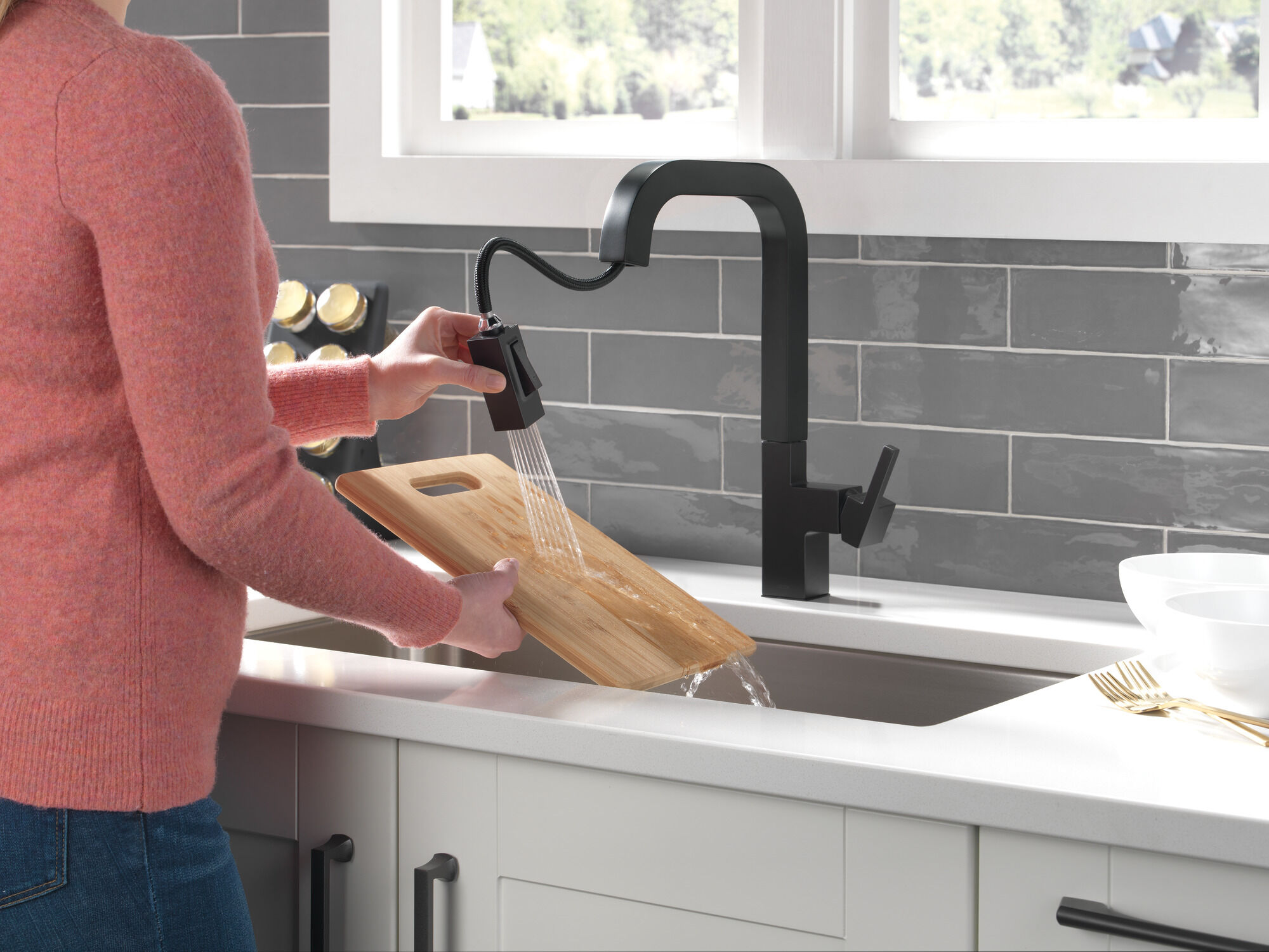 Single-Handle Pull-Down Kitchen Faucet in Matte Black 19825LF-BL