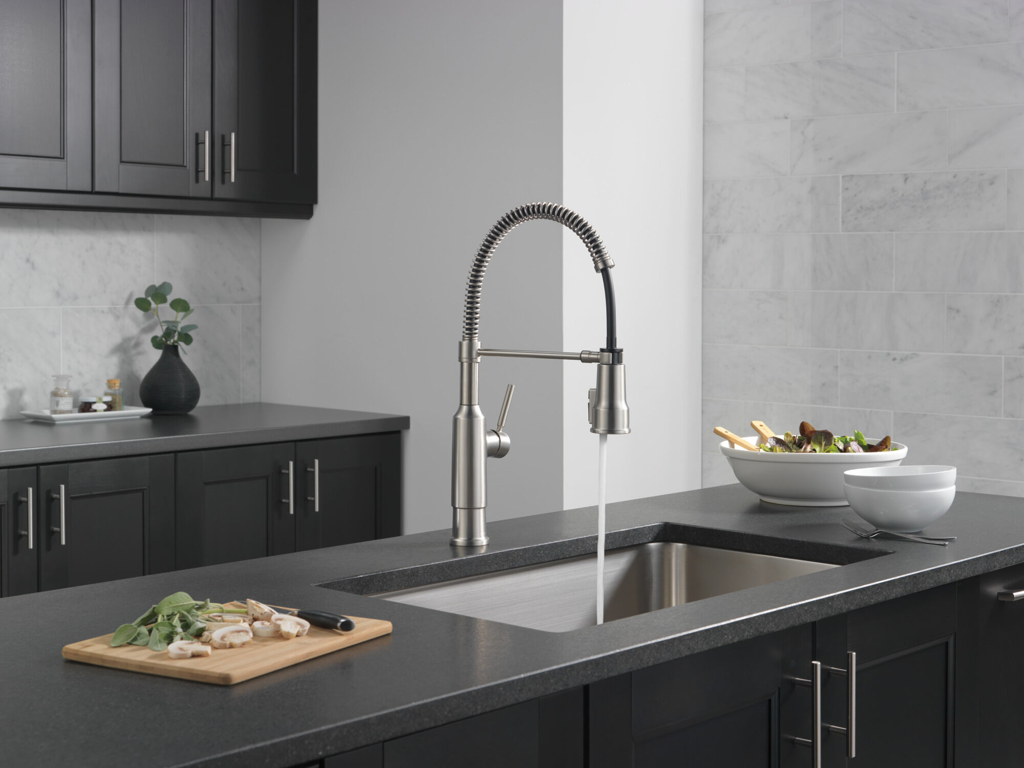 Single-Handle Pull-Down Spring Kitchen Faucet in Spotshield 