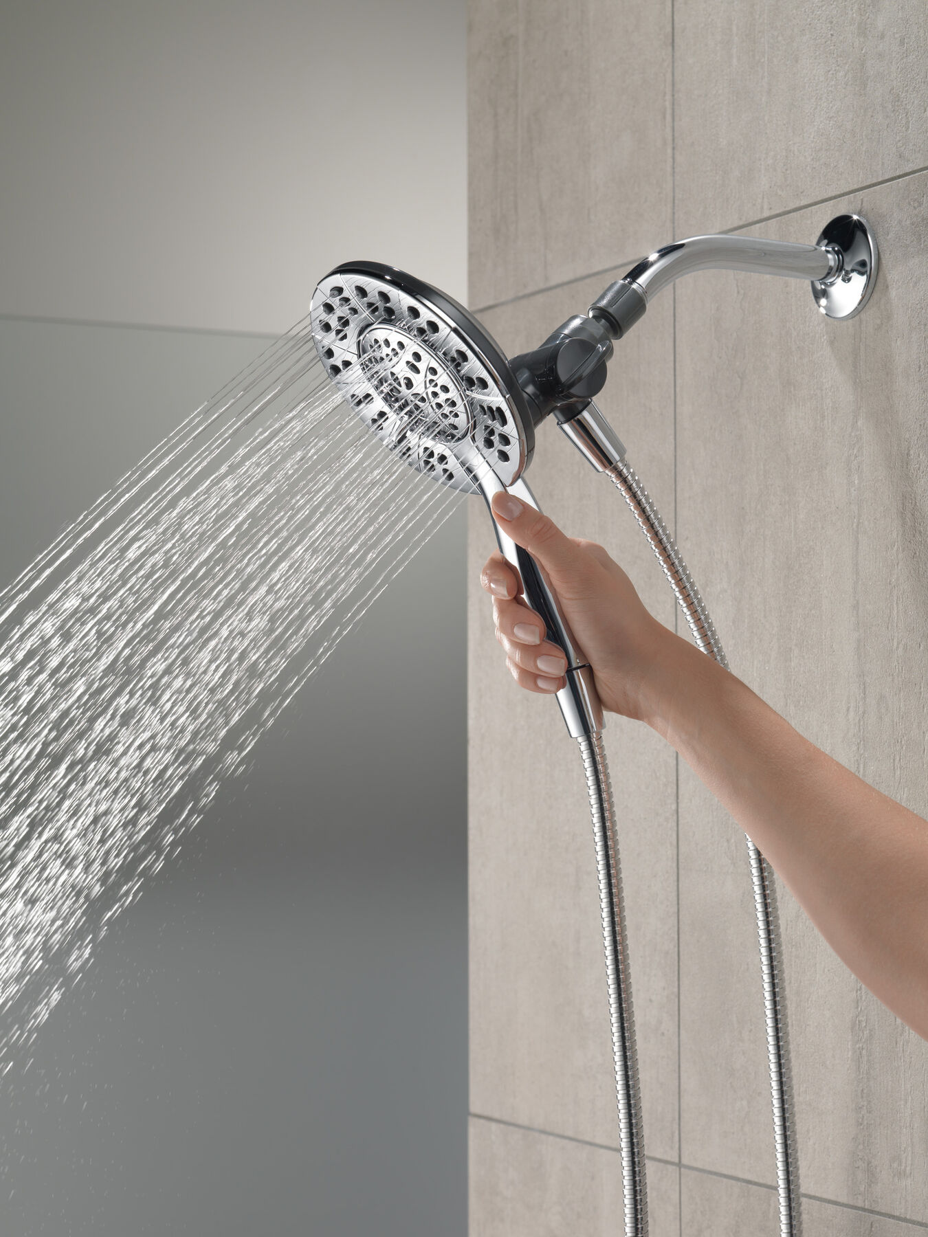 https://www.deltafaucet.com/dw/image/v2/BFJJ_PRD/on/demandware.static/-/Sites-delta-master-catalog/default/dw67357bcf/images/large/75499_MODEL_WATER_02_WEB.jpg?sw=1800&sh=1800&sm=fit