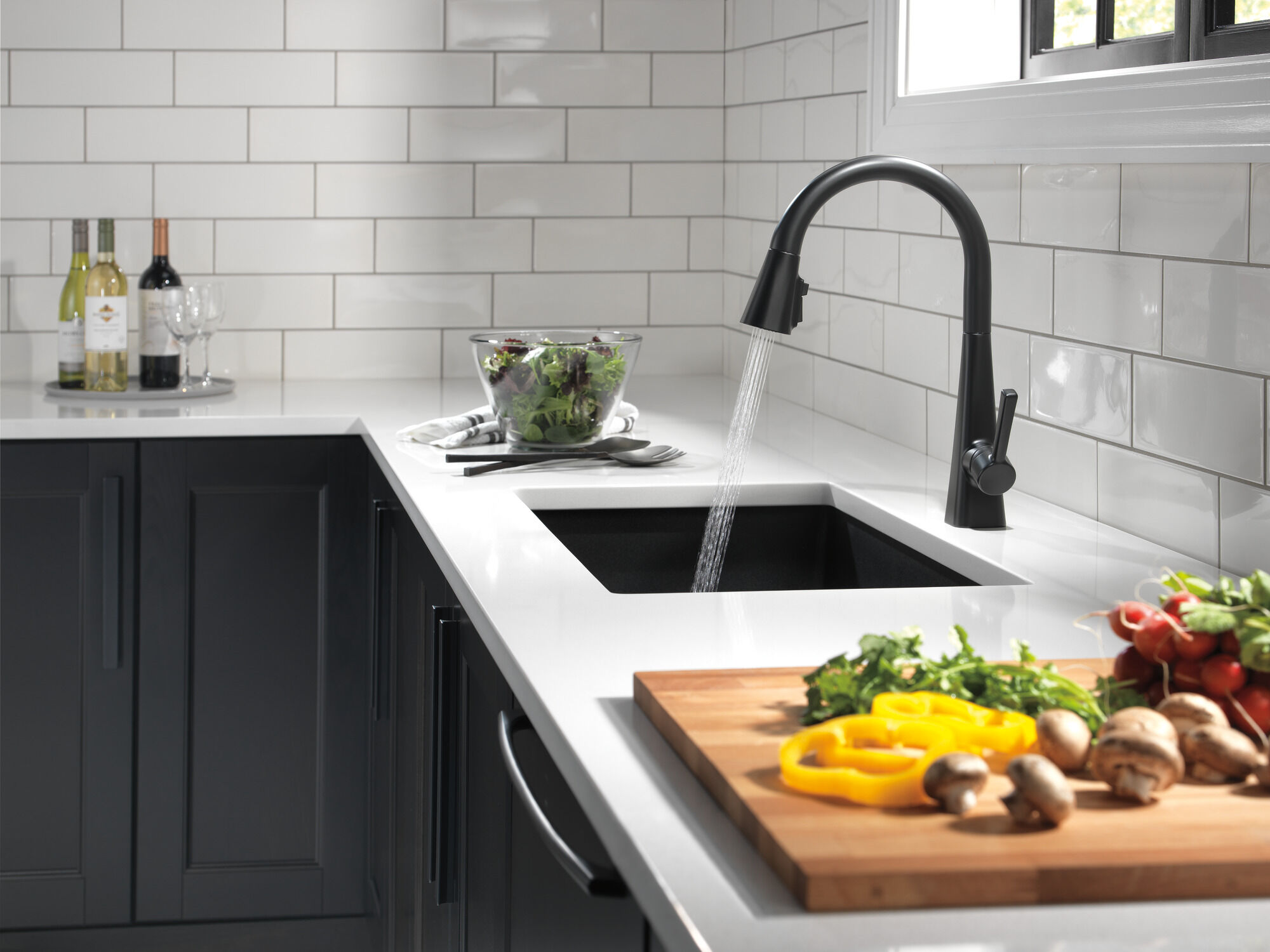 Single-Handle Pull-Down Kitchen Faucet in Matte Black