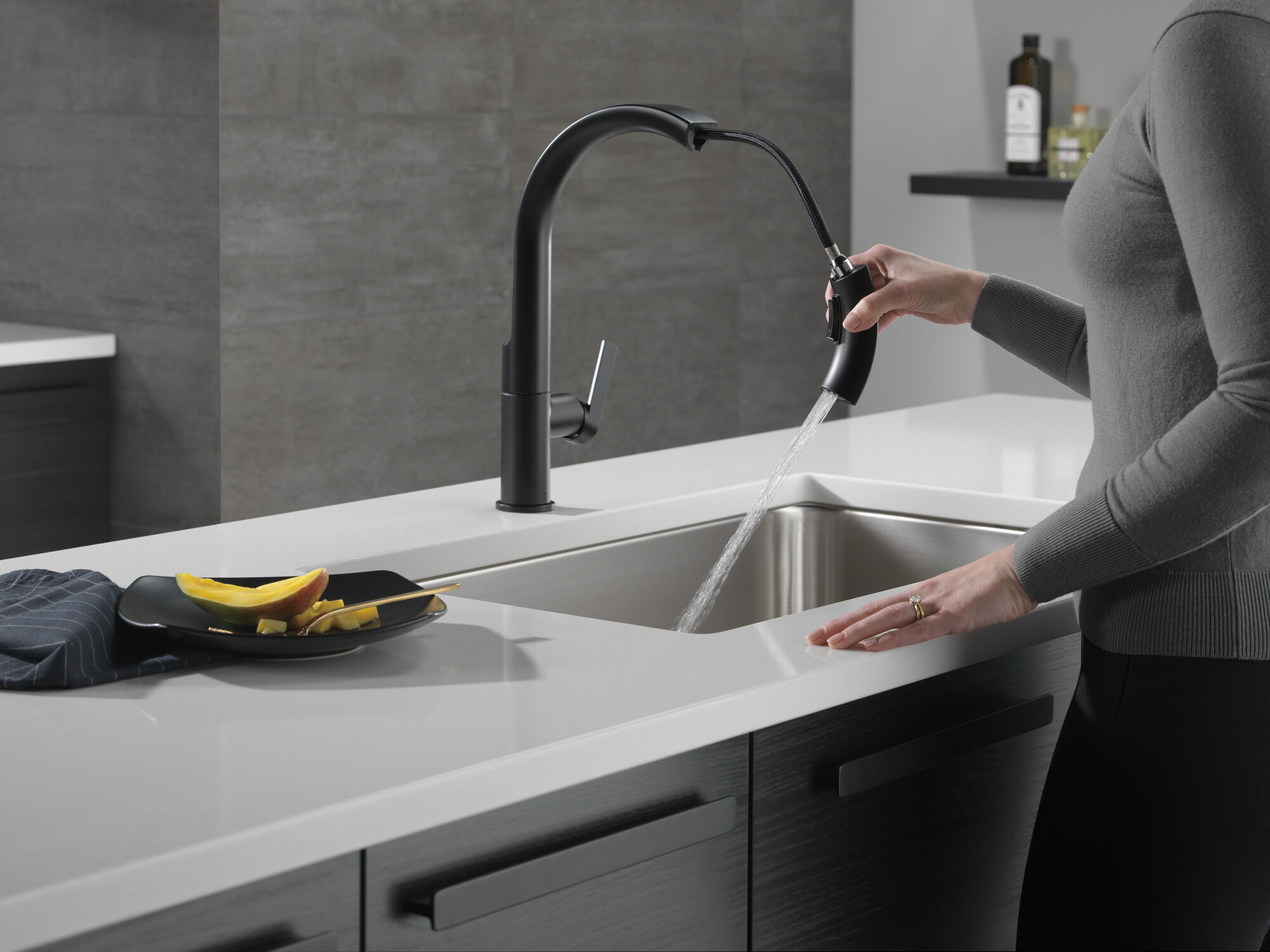 Single-Handle Pull-Down Kitchen Faucet in Matte Black 19824LF-BL
