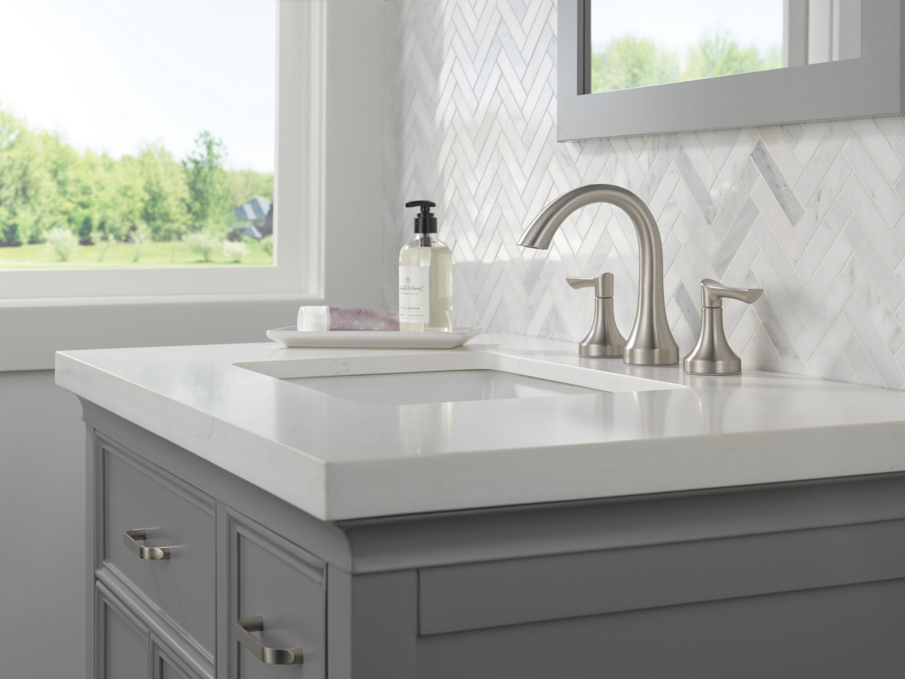 https://www.deltafaucet.com/dw/image/v2/BFJJ_PRD/on/demandware.static/-/Sites-delta-master-catalog/default/dw8844270c/images/large/35827LF-SP_WEB.jpg?sw=1800&sh=1800&sm=fit