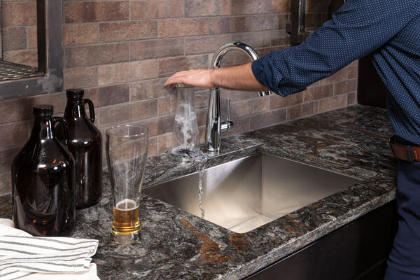 Delta Faucet Metal Glass Rinser for Kitchen Sinks, Kitchen Sink Accessories, Bar Glass Rinser, Matte Black GR250-BL - 3