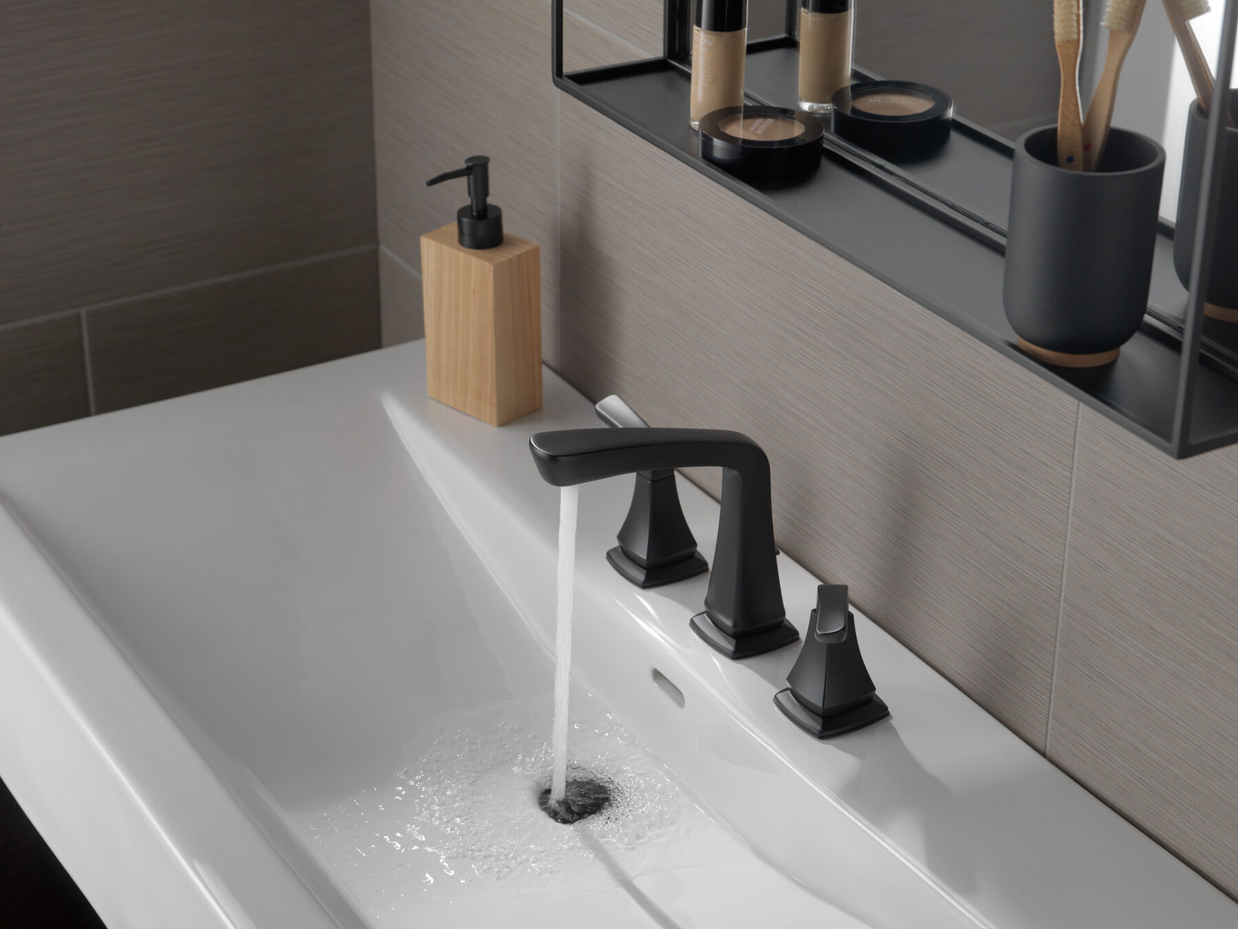 https://www.deltafaucet.com/dw/image/v2/BFJJ_PRD/on/demandware.static/-/Sites-delta-master-catalog/default/dwab8da8e6/images/large/35789LF-BL_WATER_WEB.jpg?sw=1800&sh=1800&sm=fit