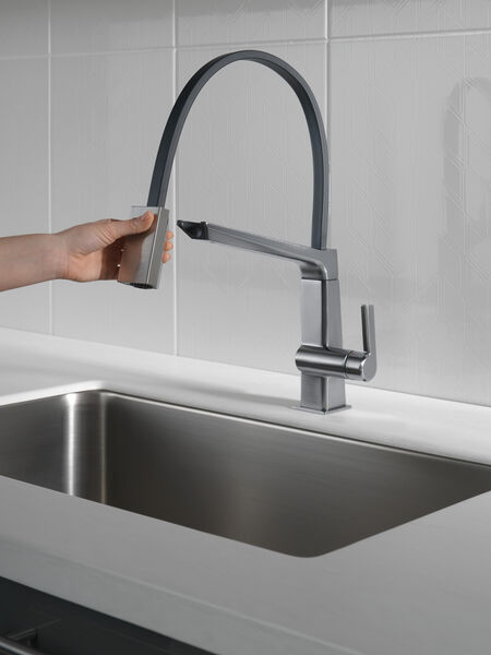 Single Handle Exposed Hose Kitchen Faucet 9693-AR-DST | Delta Faucet