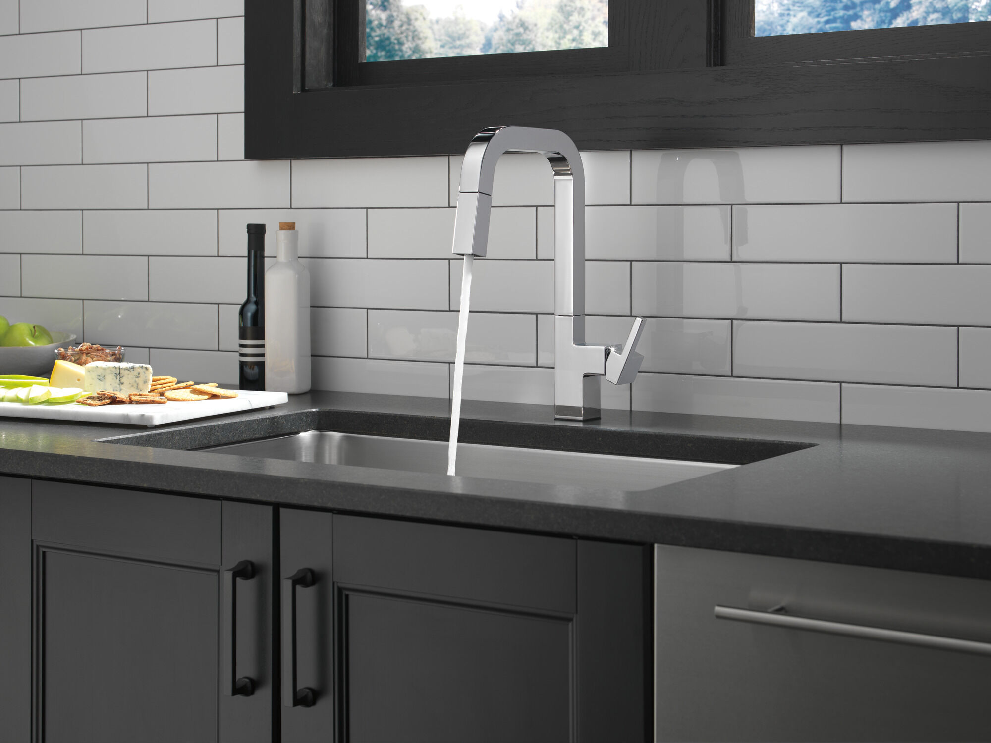 Single-Handle Pull-Down Kitchen Faucet in Chrome 19825LF | Delta
