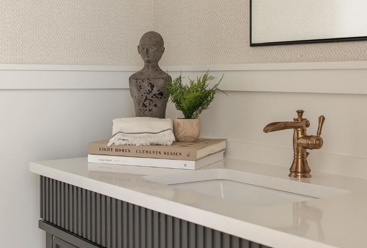 https://www.deltafaucet.com/sites/delta/files/2022-08/sophisticated_bathroom_counter.jpg